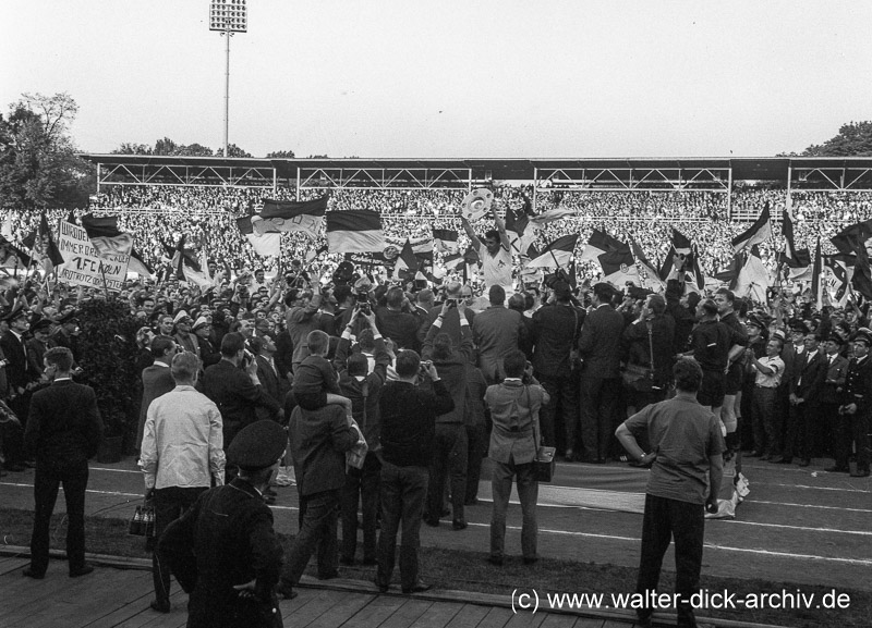 "De Knoll" mit der Meisterschale 1964