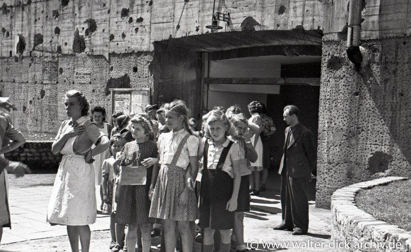 Kindergruppe bei einem Ausflug