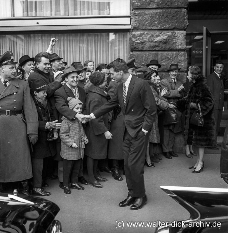 Die Kennedys begrüßen die wartende Menge vor dem Hotel Excelsior 1964