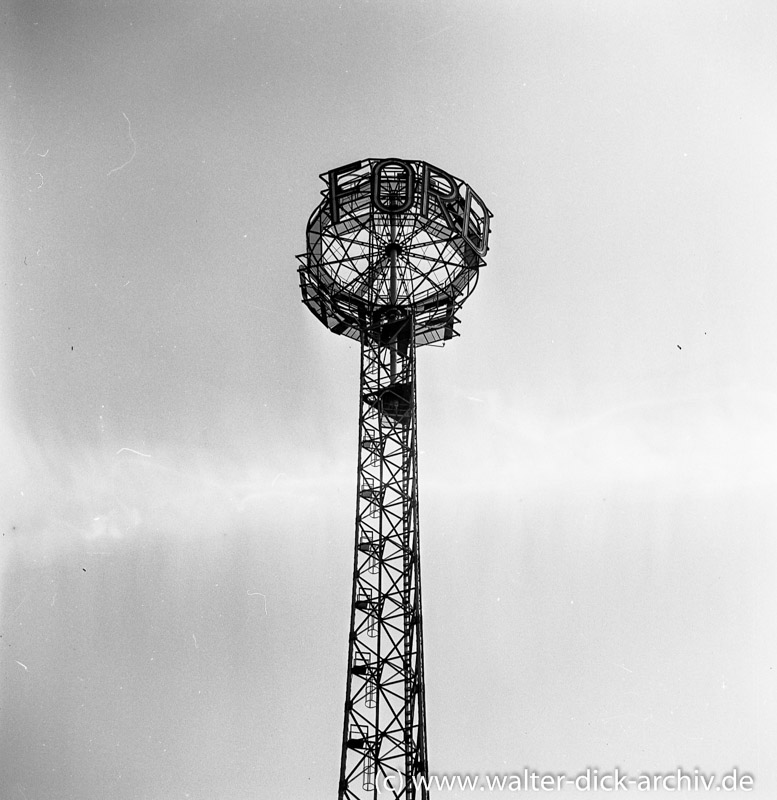 Die Weltkugel an der Spitze des Fordturms