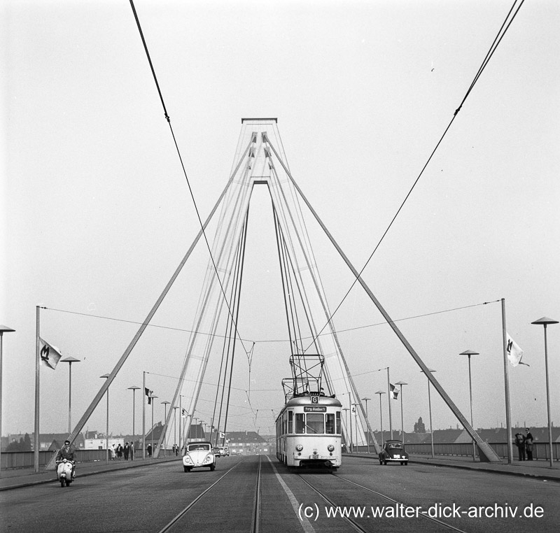 Straßenbahnen auf der Severinsbrücke 1960