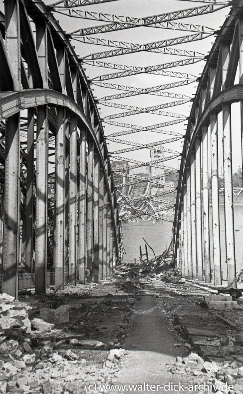 Zerstörte Hohenzollernbrücke