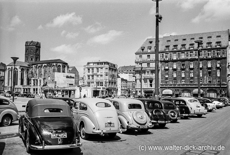 An der Westseite des Kölner Doms 1951