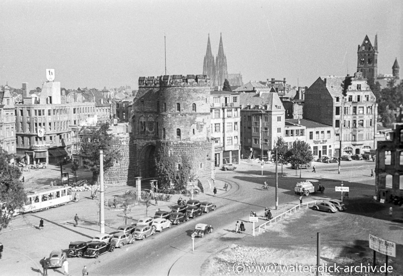 Viel Verkehr am Rudolfplatz 1949