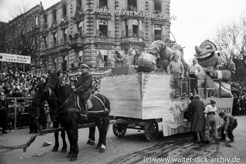 Festwagen im Rosenmontagszug 1951