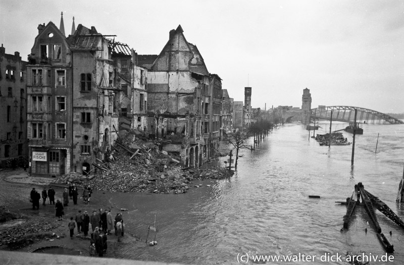 Hochwasser des Rheins in der Kölner Altstadt