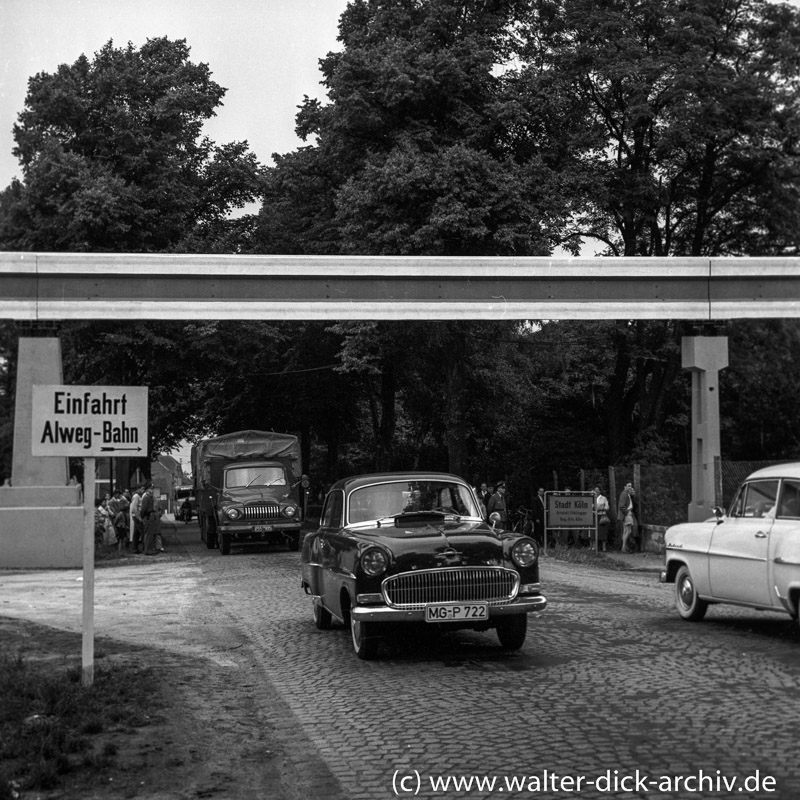 ALWEG-Bahn Überquerung der Neusser Landstraße 1957