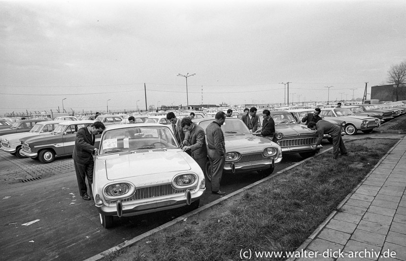 Mitarbeiter begutachten die neuen Ford Taunus 17 M