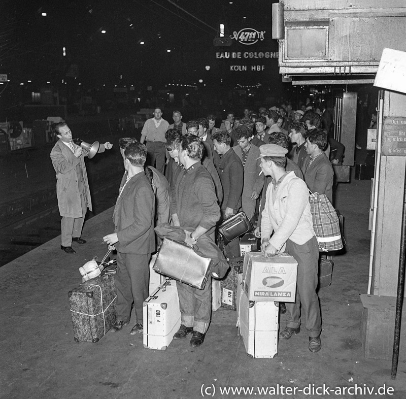 Gastarbeiter für Ford Köln auf dem Kölner Hauptbahnhof