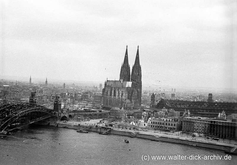 Hohenzollernbrücke, Dom und Hauptbahnhof 1948