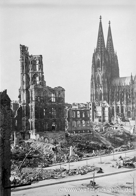 Ruine des Kölner Rathausturmes 1947