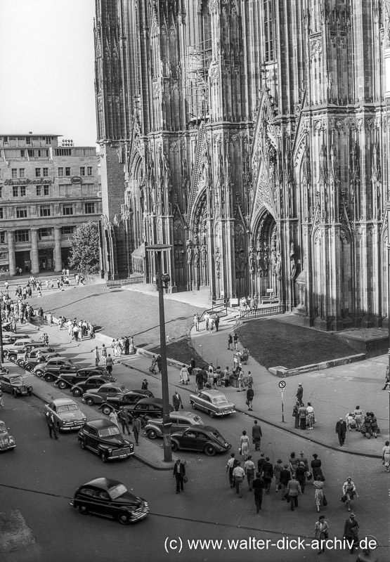 An der Westseite des Doms 1960