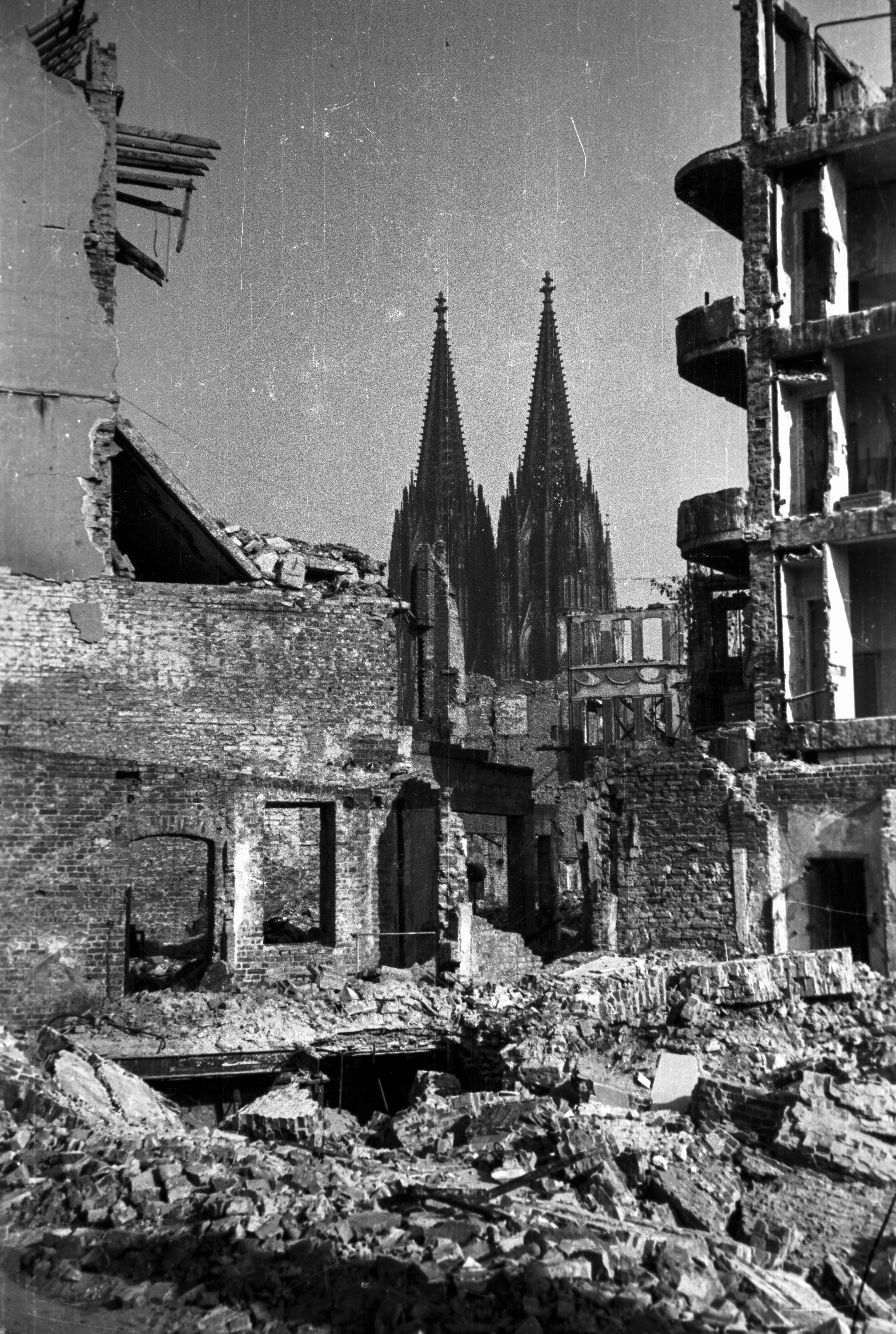 Der Dom inmitten einer Trümmerwüste 1946