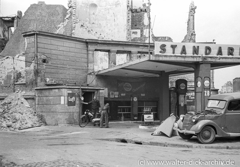 Tankstelle an einer Straßenecke 1946
