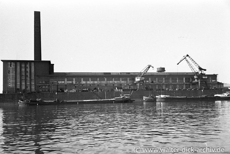 Ansicht der Kölner Ford-Werke vom Rhein aus gesehen