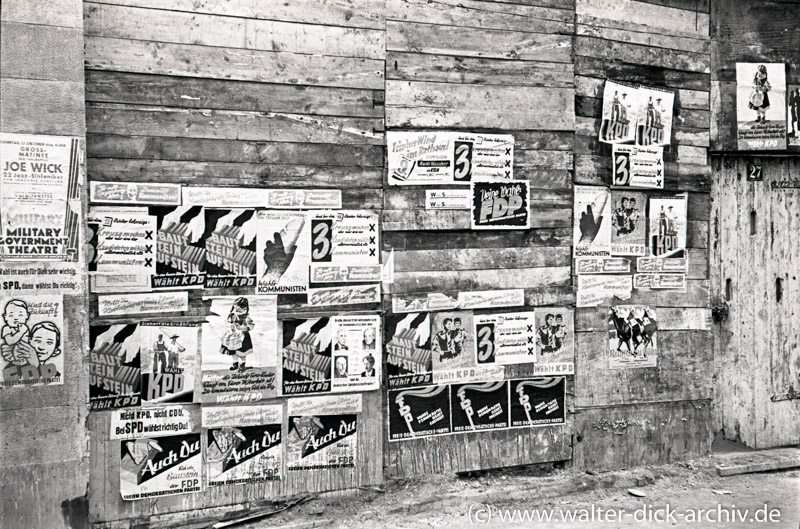 Wahlplakate in den Trümmern