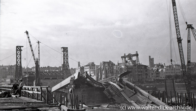 Trümmerräumumg der Hängebrücke