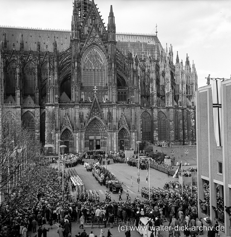 Trauerzug vor dem Dom Beerdigung Konrad Adenauer 1967