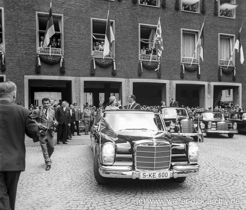 Die Queen vor dem spanischen Bau - Königin Elisabeth II. 1965