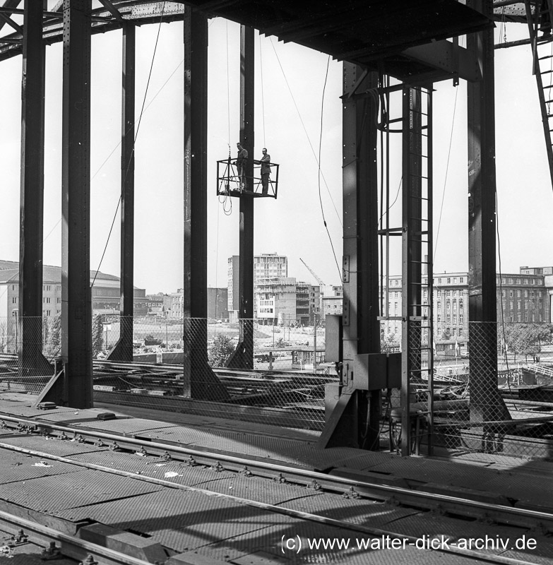 Arbeiten an der Hohenzollernbrücke 1968
