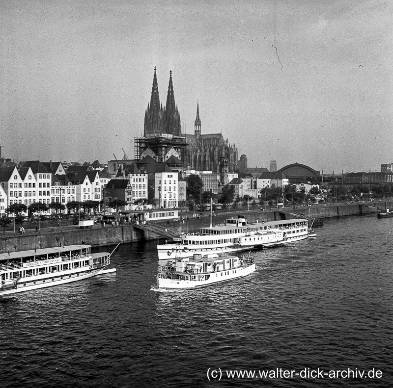 WDA5118-3 Weiße Flotte vor dem Stadtpanorama 1957