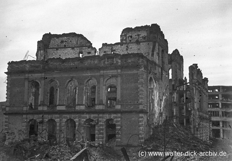 Ruine des Schauspielhauses 1946