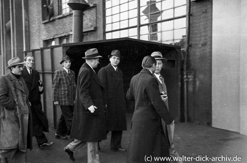 Henry Ford II bei der Besichtigung der Kölner Ford-Werke