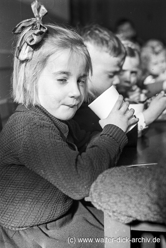 Kinderspeisung in einem Kindergarten 1947