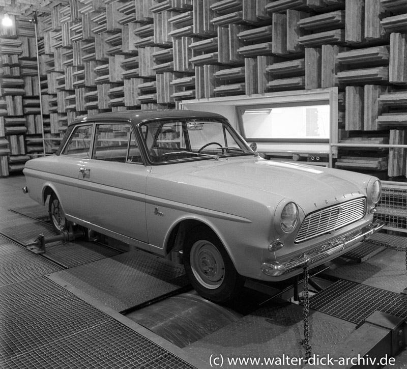 Geräuschmessungen am Ford Taunus bei Ford in Köln
