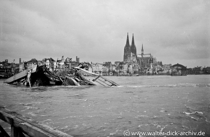 Trümmer der Deutzer Brücke bei Hochwasser im Rhein 1946