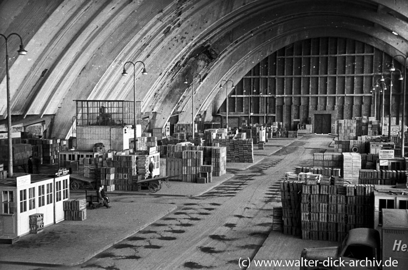 In der neuen Markthalle 1948