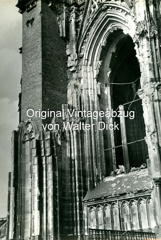 Kölner Dom mit Domplombe Bombenschaden 1946