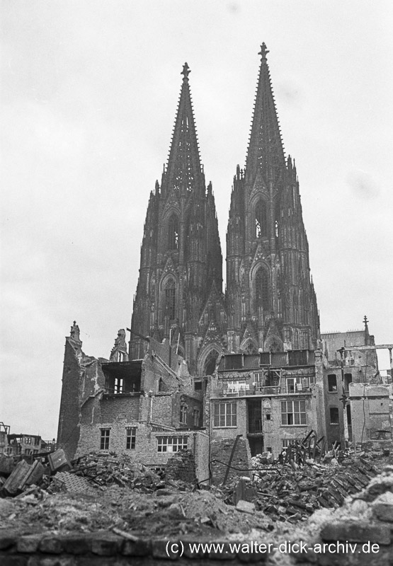 WDA197-003 Behelfsbehausungen westlich des Doms 1948