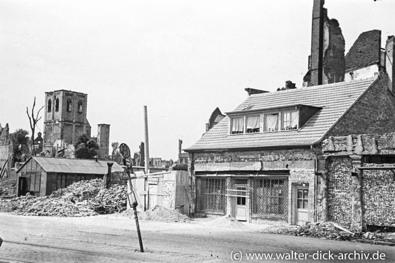 Notdürftig aufgebaute Schuppen und Häuser am Kölner Heumarkt