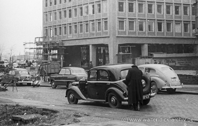 Taxi an der Burgmauer 1953