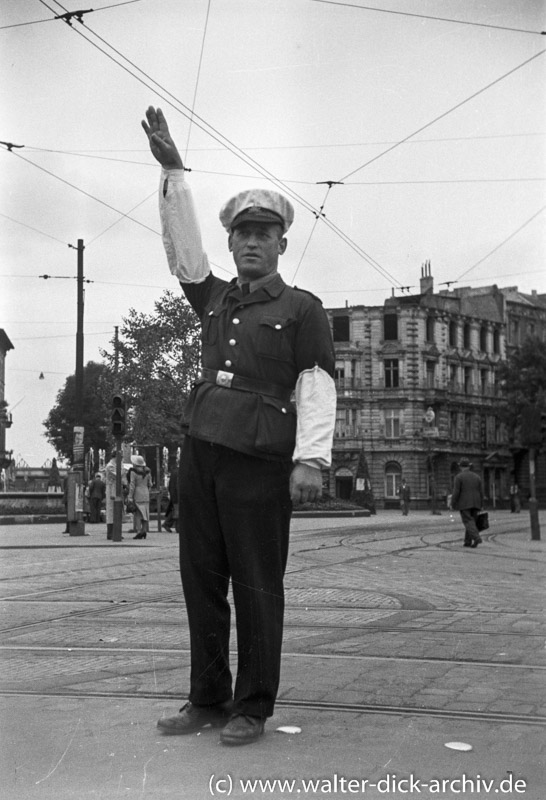 Polizist bei der Verkehrsregelung