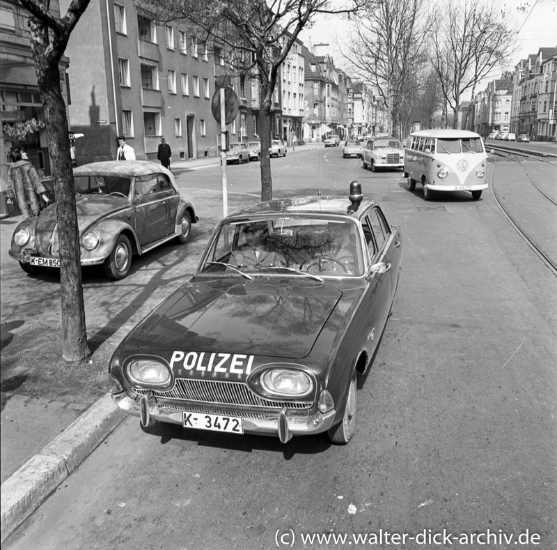Kölner Polizei in einem Ford aus Köln