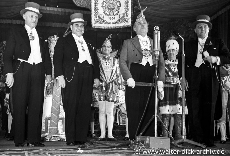 Altes und neues Dreigestirn bei der Prinzenproklamation 1951