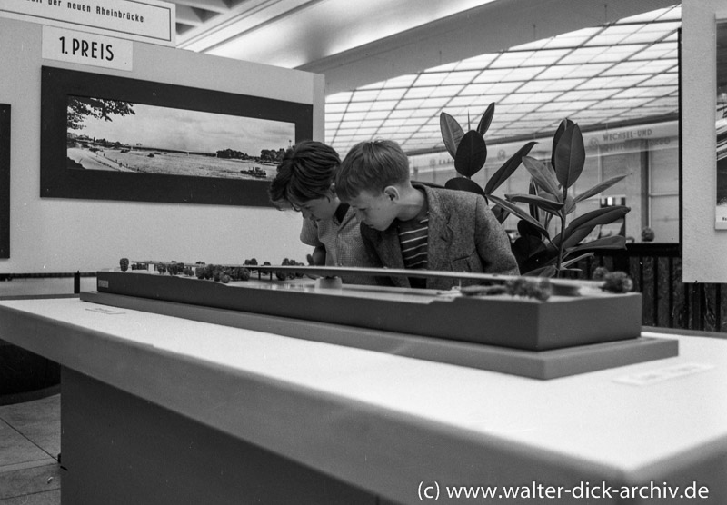 WDA911-003 Eine neue Rheinbrücke wird vorgestellt.