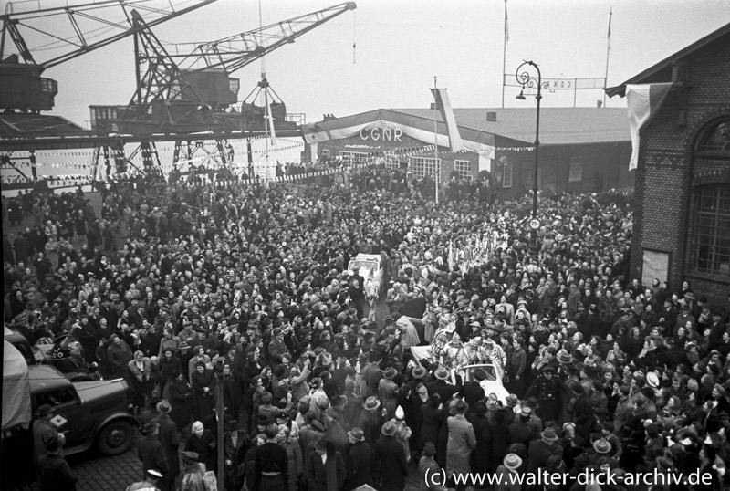 Prinz Karneval und Gefolge im Kölner Rheinauhafen 1951