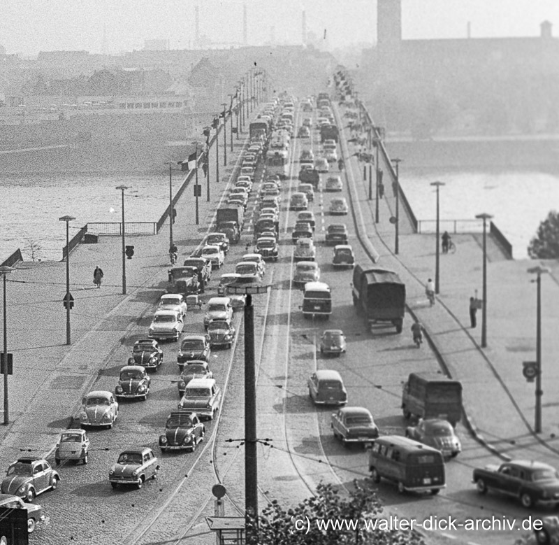 Stau auf der Deutzer Brücke 1959