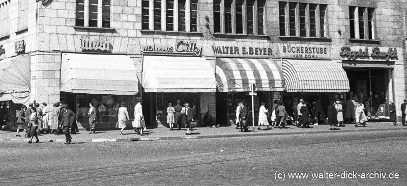 Geschäfte am Neumarkt 1951
