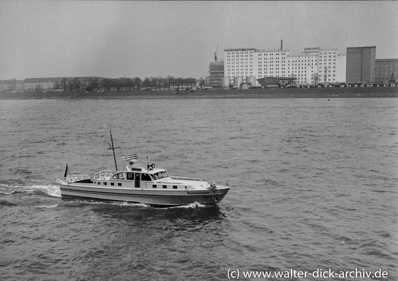 Wasserschutzpolizeiboot gegenüber den Auer-Mühlenwerken 1965