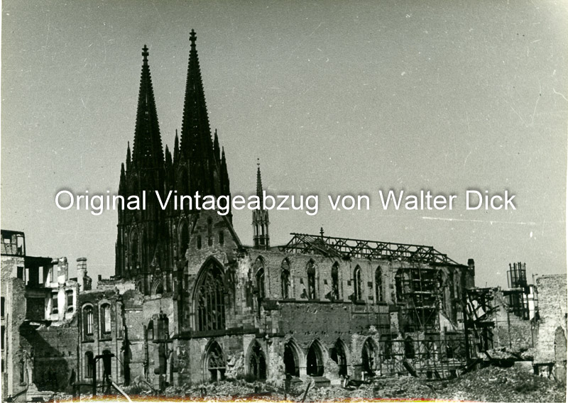 Zerstörte Minoritenkirche und Kölner Dom 1946