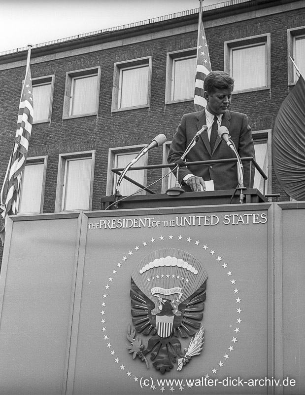 J.F. Kennedy hält eine Rede vor dem Kölner Rathaus 1963