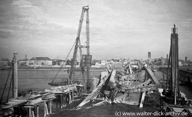 Dampframme und Trümmerräumung beim Bau der Deutzer Brücke