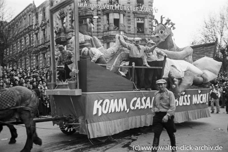 Festwagen im Rosenmontagszug 1951