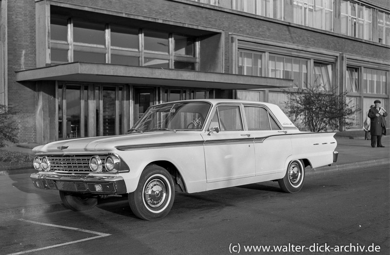 Ford Fairlane vor dem Kölner Werk 1962