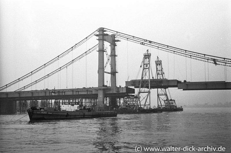 Bau der Mülheimer Brücke 1950 - Einsetzen des Mittelteils