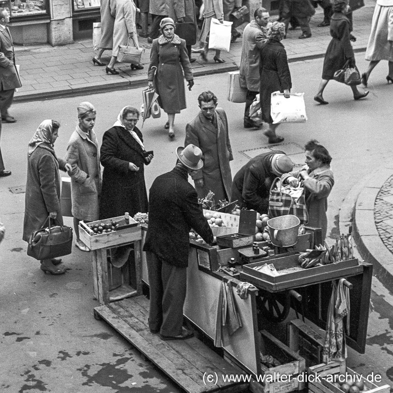 Obstverkauf auf der Hohe Straße 1964